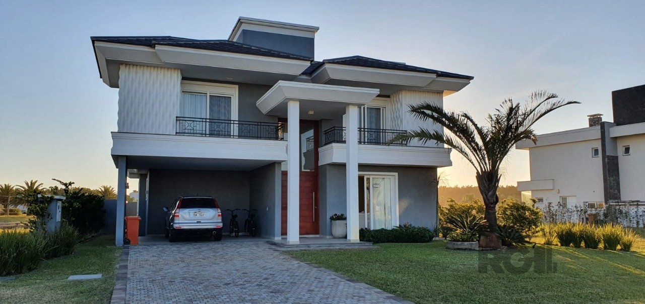 Casa em condomínio fechado de luxo a beira-mar, no centro de Capão da Canoa/RS.