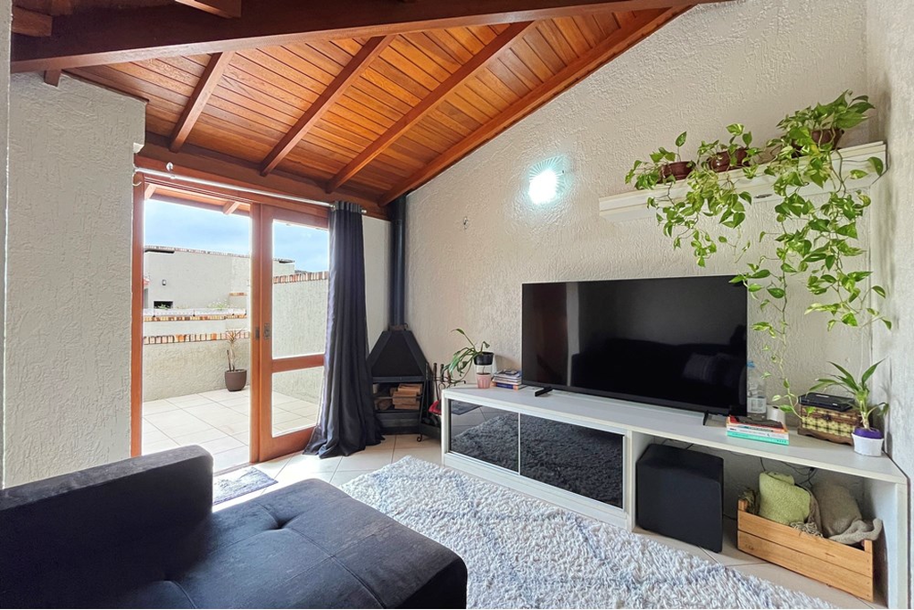 Casa de Condomínio com 102m², 2 dormitórios no bairro Guarujá em Porto Alegre para Comprar