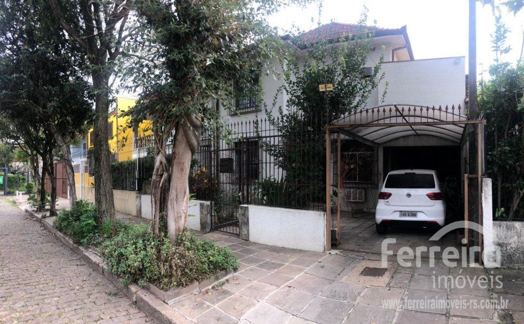 Casa com 200m², 5 dormitórios no bairro Azenha em Porto Alegre para Comprar