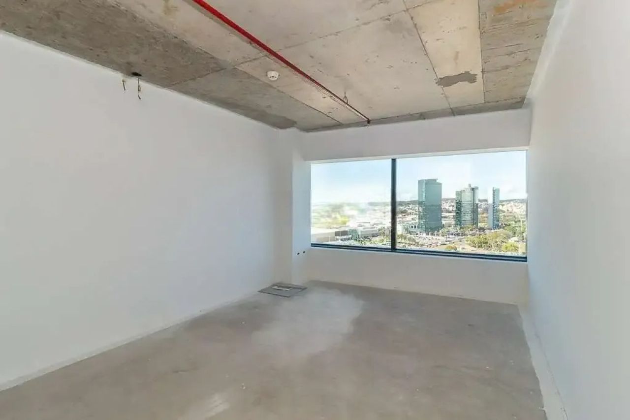 Sala com 33m², localizada no bairro Praia de Belas em Porto Alegre/RS.