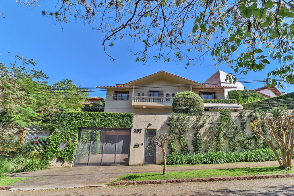 Casa com 640m², 4 dormitórios no bairro Três Figueiras em Porto Alegre para Comprar