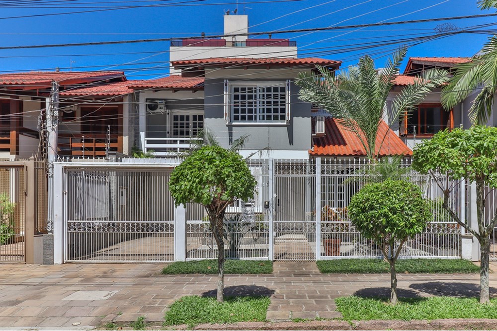 Casa com 325m², 5 dormitórios no bairro Jardim Lindóia em Porto Alegre para Comprar