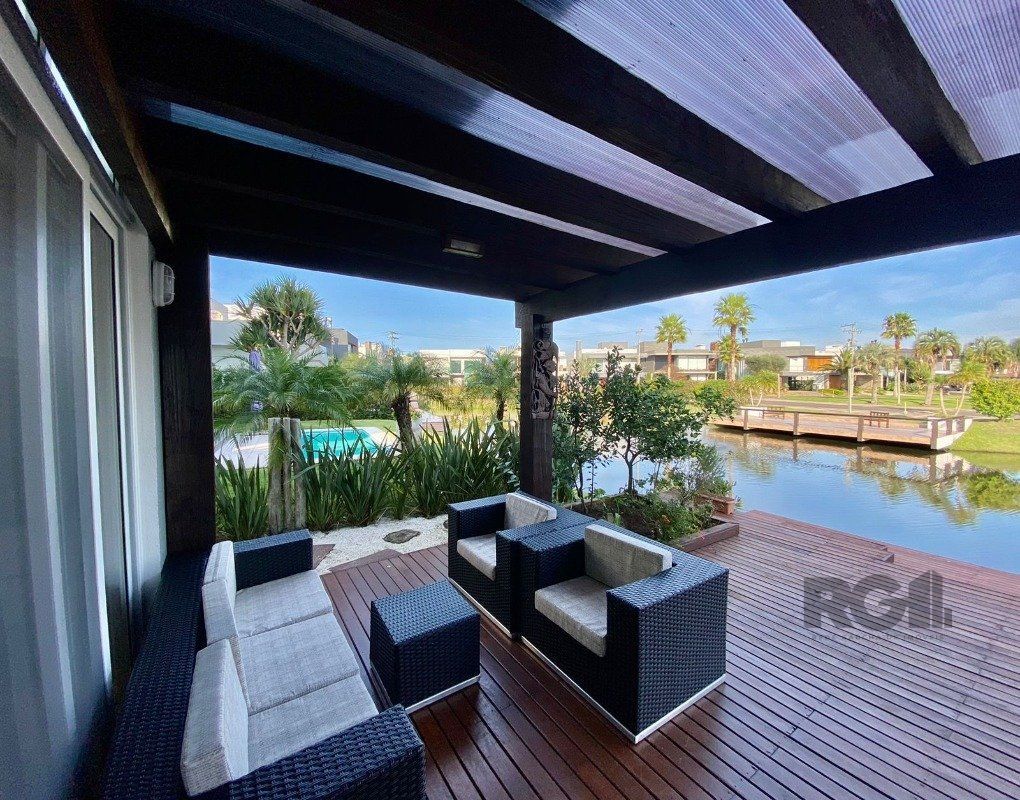 Casa com 217,59 m² localizado no Condomínio Malibu Beach Residence.