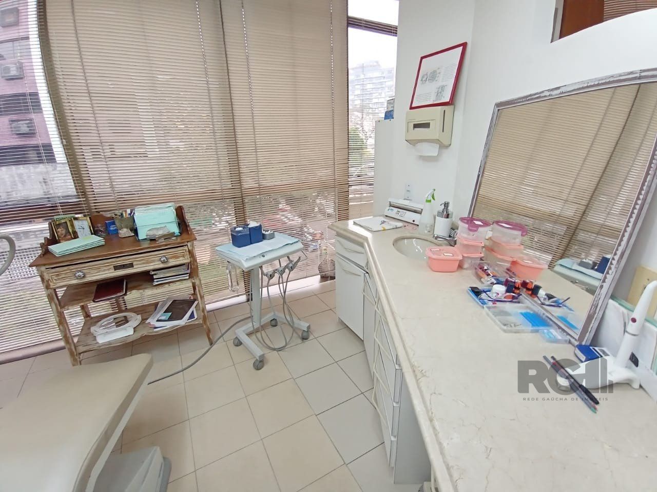 Sala Comercial com 38m², 2 dormitórios no bairro Petrópolis em Porto Alegre para Comprar