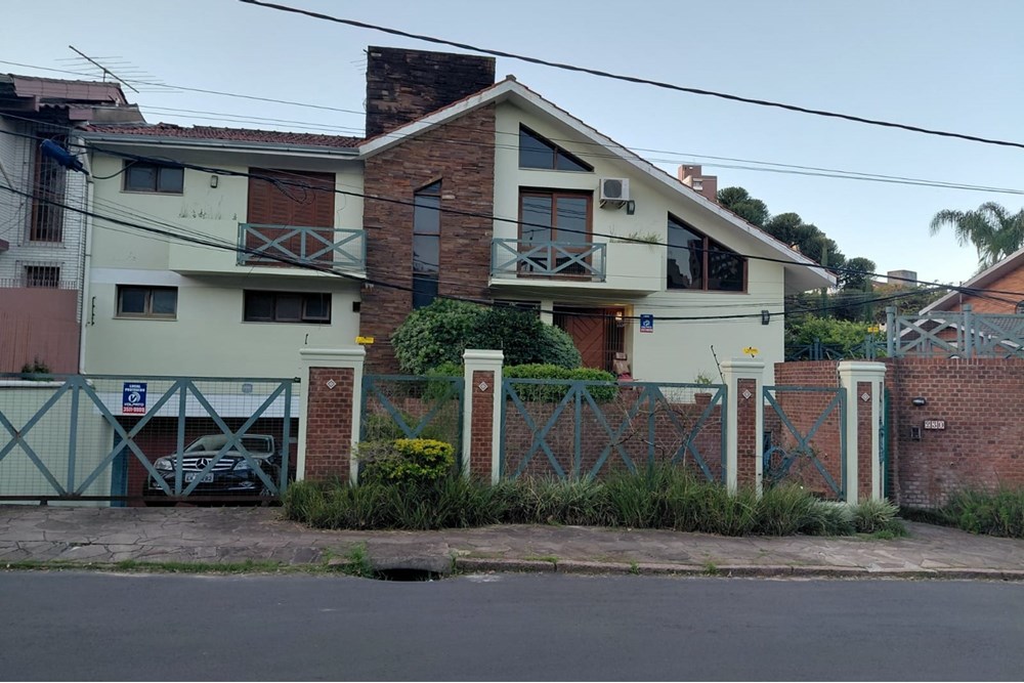Casa com 239m², 4 dormitórios no bairro Boa Vista em Porto Alegre para Comprar