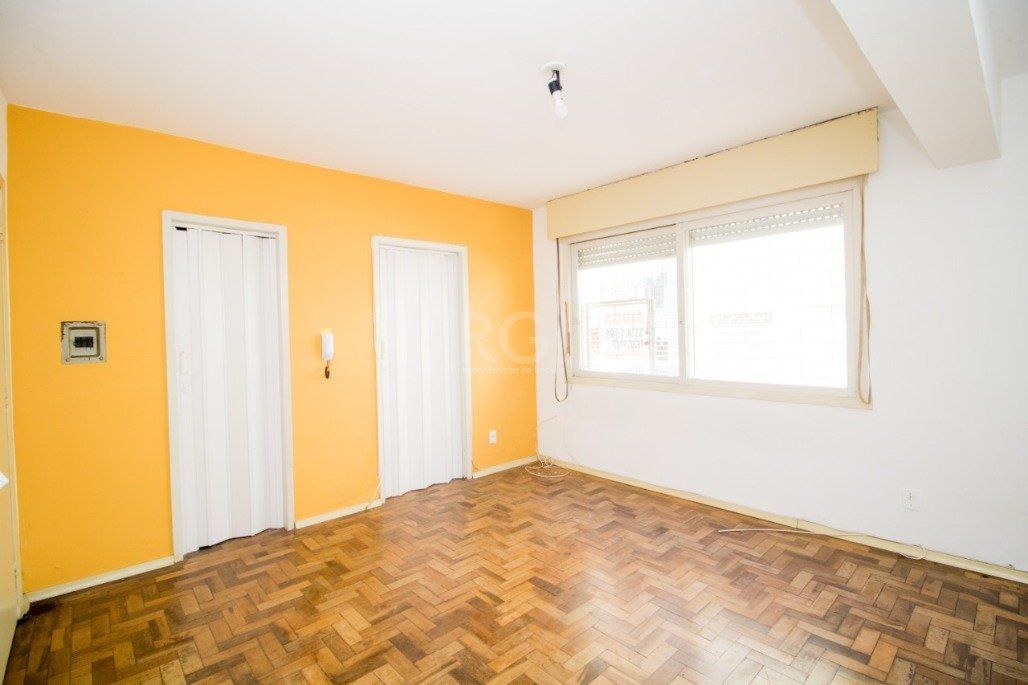 Apartamento com 25m², 1 dormitório no bairro Passo da Areia em Porto Alegre para Comprar