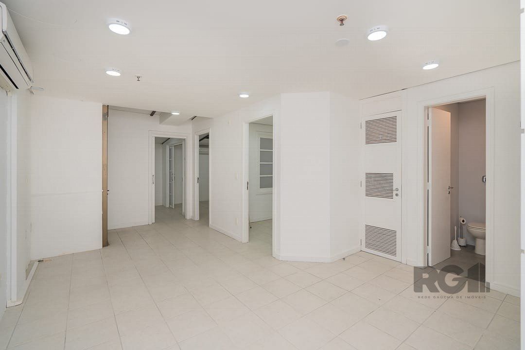Sala Comercial com 60m² no bairro Auxiliadora em Porto Alegre para Comprar
