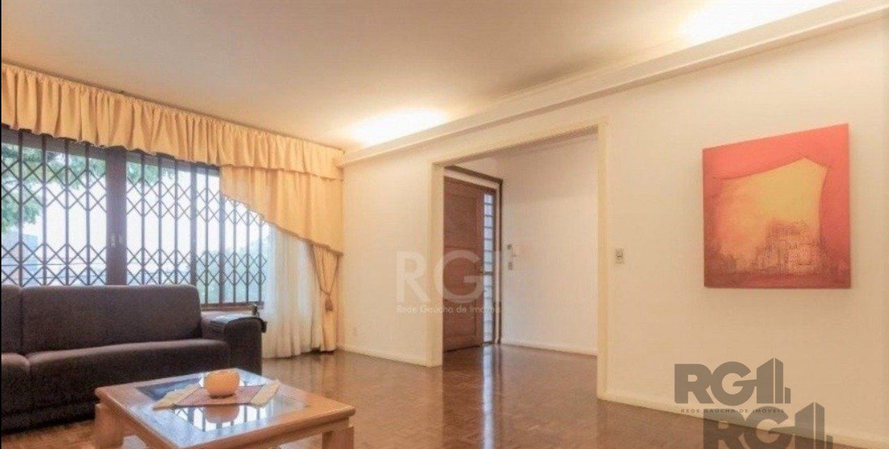 Casa com 327m², 4 dormitórios no bairro Chácara das Pedras em Porto Alegre para Comprar