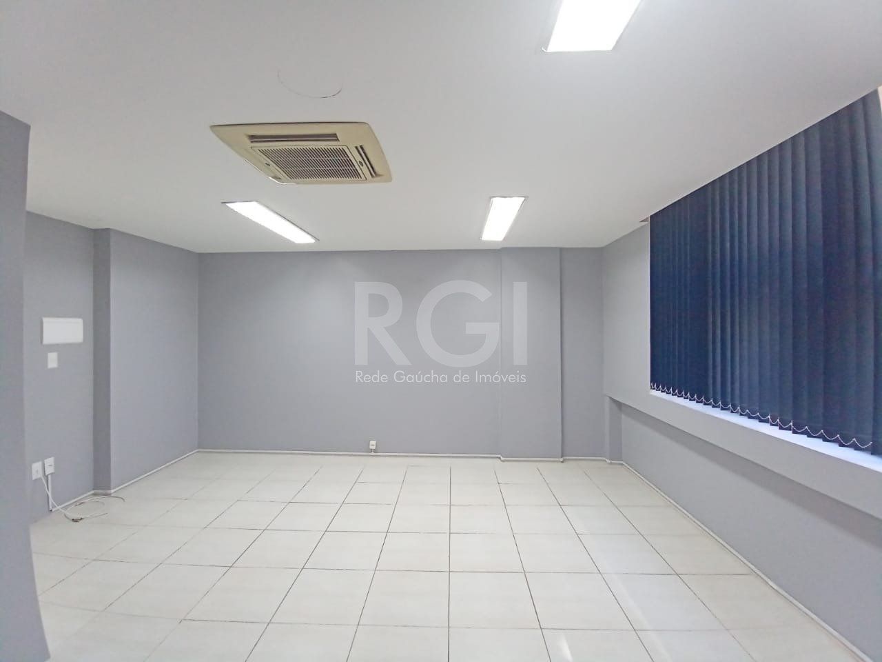 Sala Comercial com 25m², 1 dormitório no bairro São Geraldo em Porto Alegre para Comprar