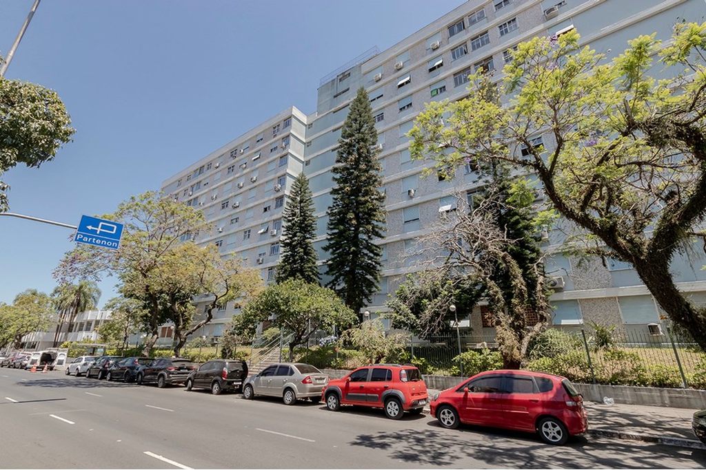 Apartamento com 53m², 2 dormitórios no bairro Santana em Porto Alegre para Comprar