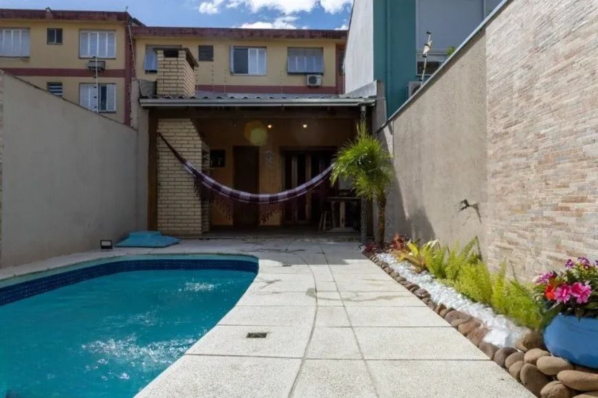 Casa com 111m², localizado no bairro Partenon em Porto Alegre/RS.