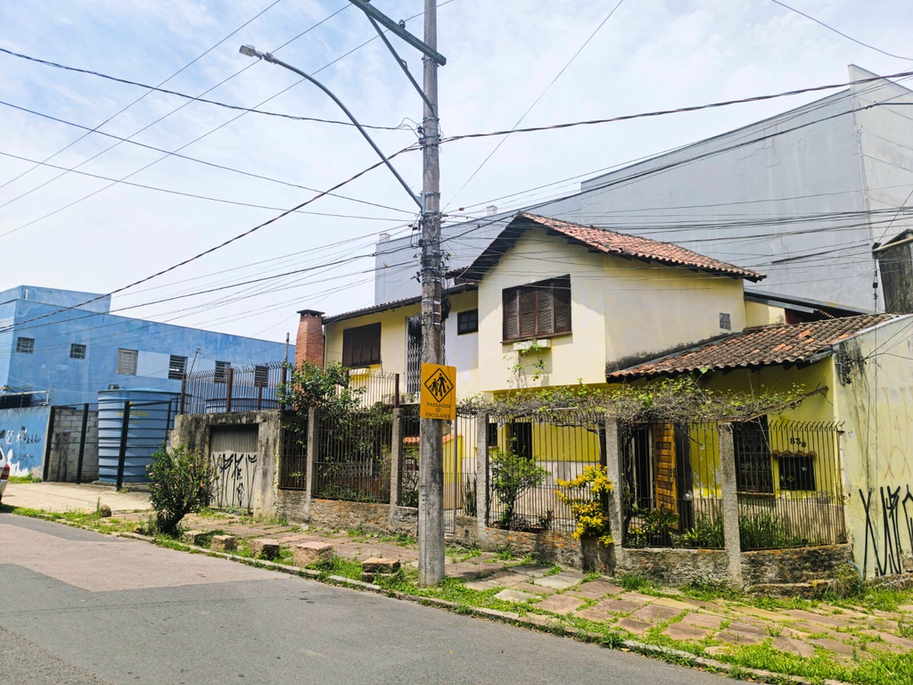 Casa com 109m², 3 dormitórios no bairro Azenha em Porto Alegre para Comprar
