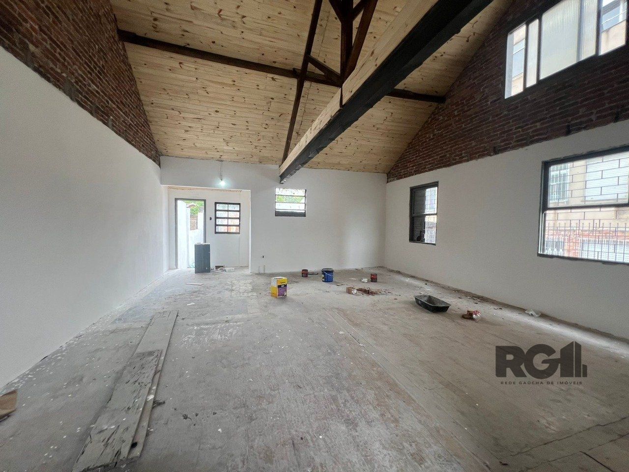 Casa Comercial com 100m², 1 dormitório no bairro Passo da Areia em Porto Alegre para Comprar