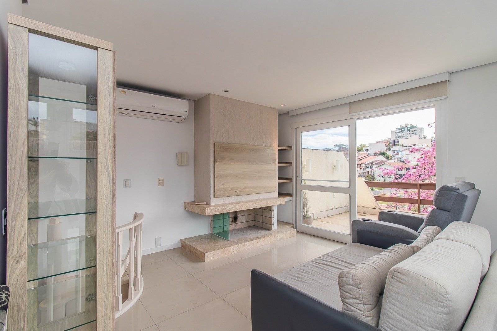 Cobertura com 2 Quartos no  Bairro Chácara das Pedras em Porto Alegre