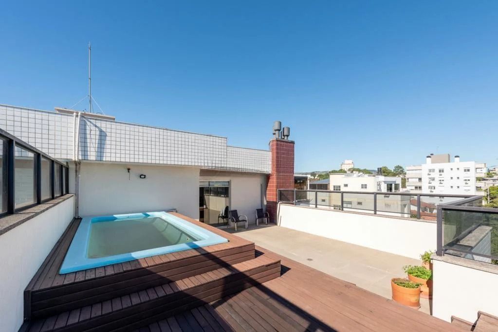 Cobertura com 3 dormitórios, suíte, piscina e churrasqueira.