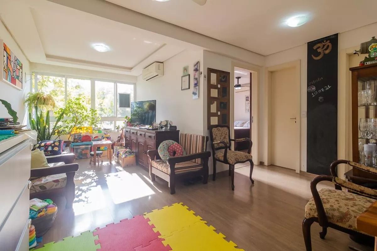 Apartamento com 2 dormitórios, suíte e churrasqueira.