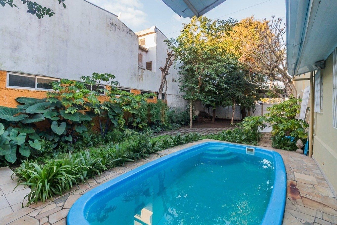 Casa térrea com 3 dormitórios, suíte e 2 vagas,