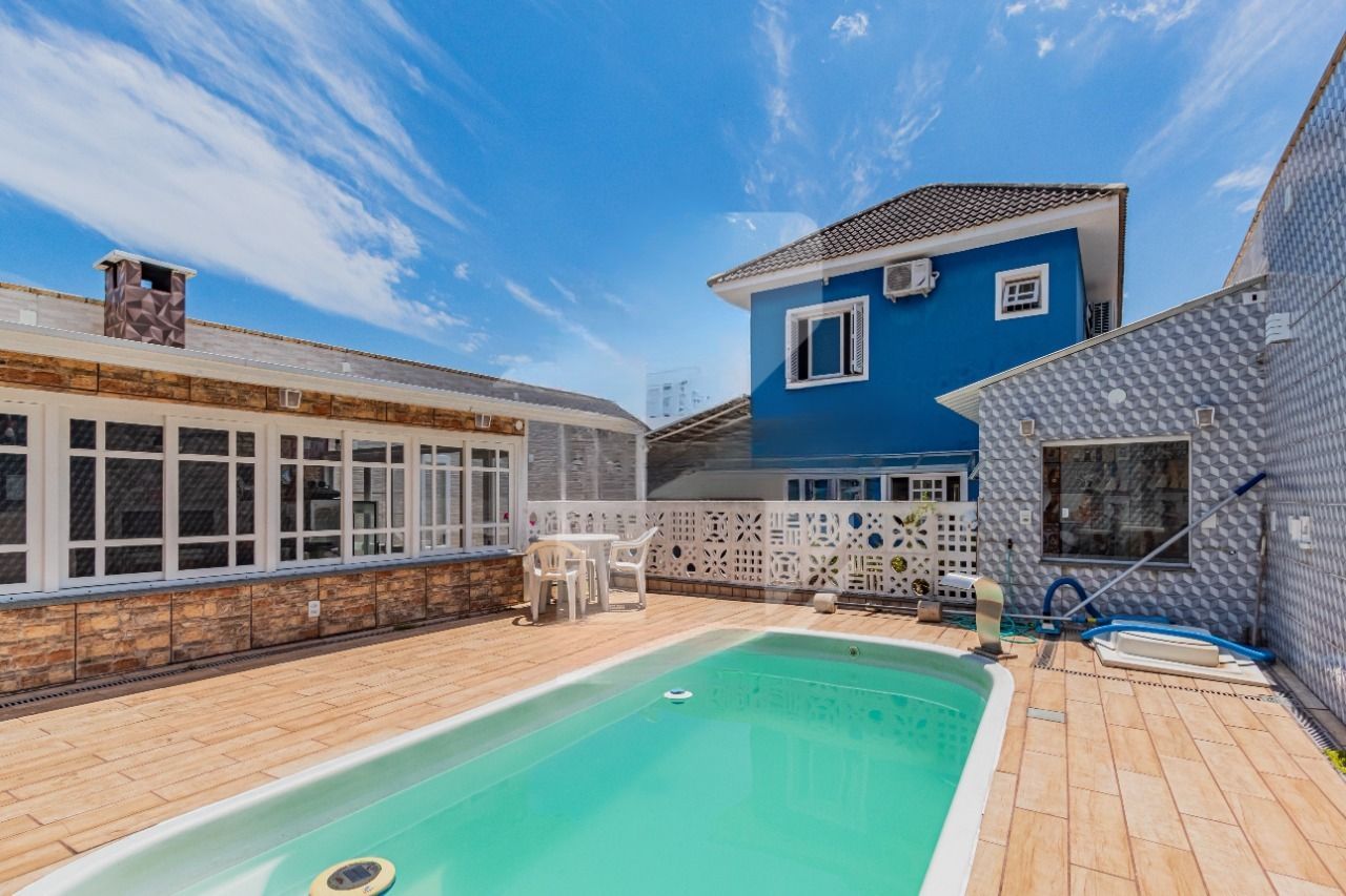 Casa à venda com 3 quartos, 129m² - Foto 1