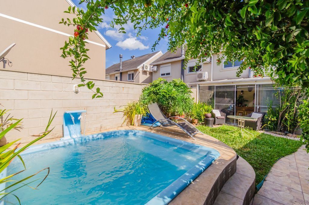 Casa em Condomínio 4 Dormitórios com Suíte no Lindoia - Porto Alegre