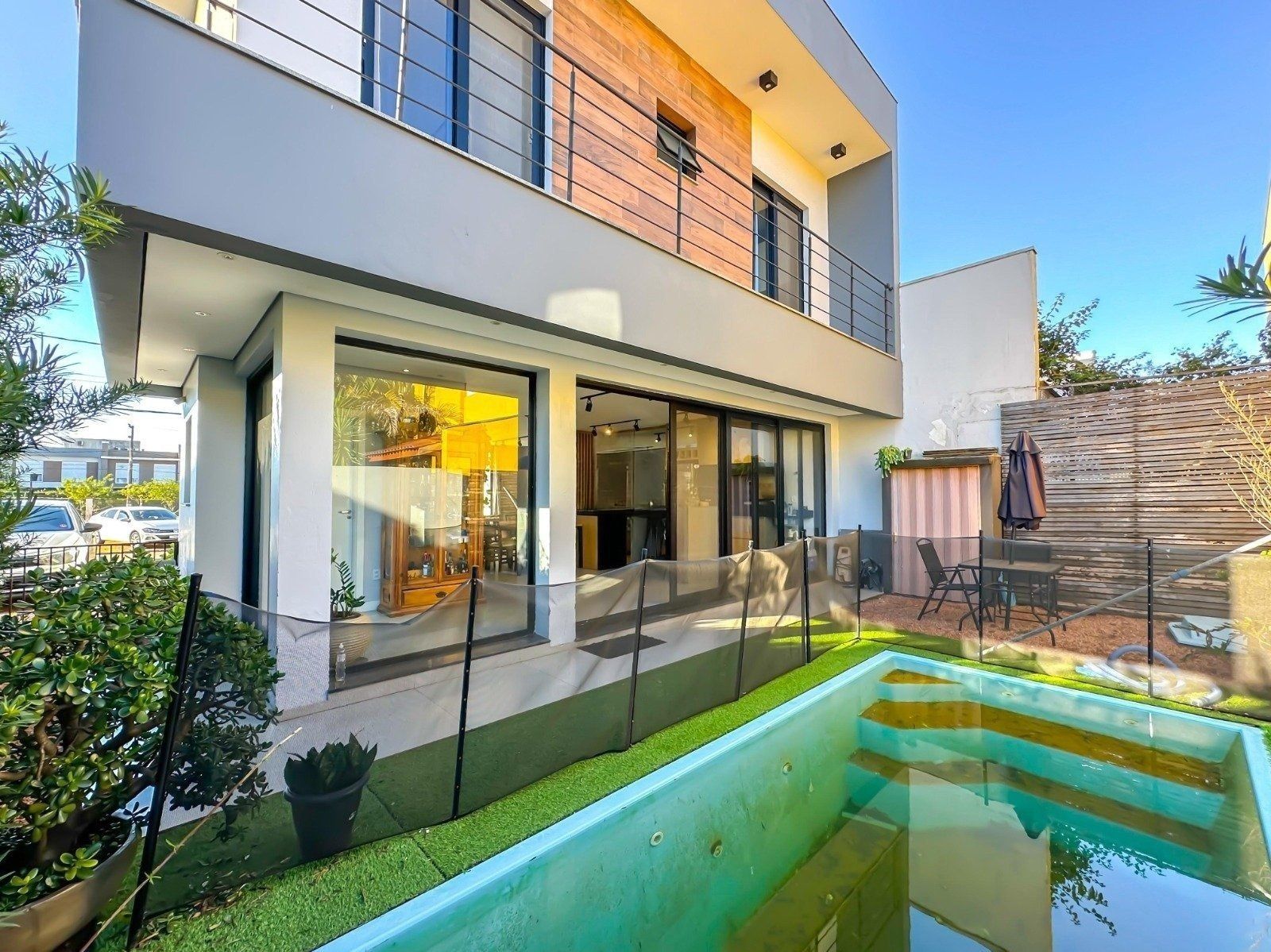 Casa em condomínio com piscina e suíte no Jardim Itu