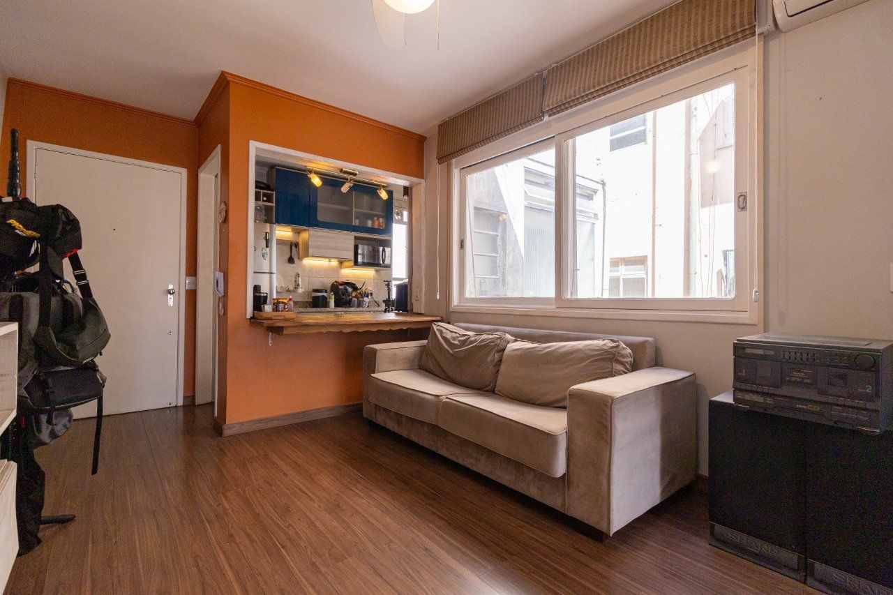 Apartamento de 2 dormitórios, transformado em 1, totalmente reformado.