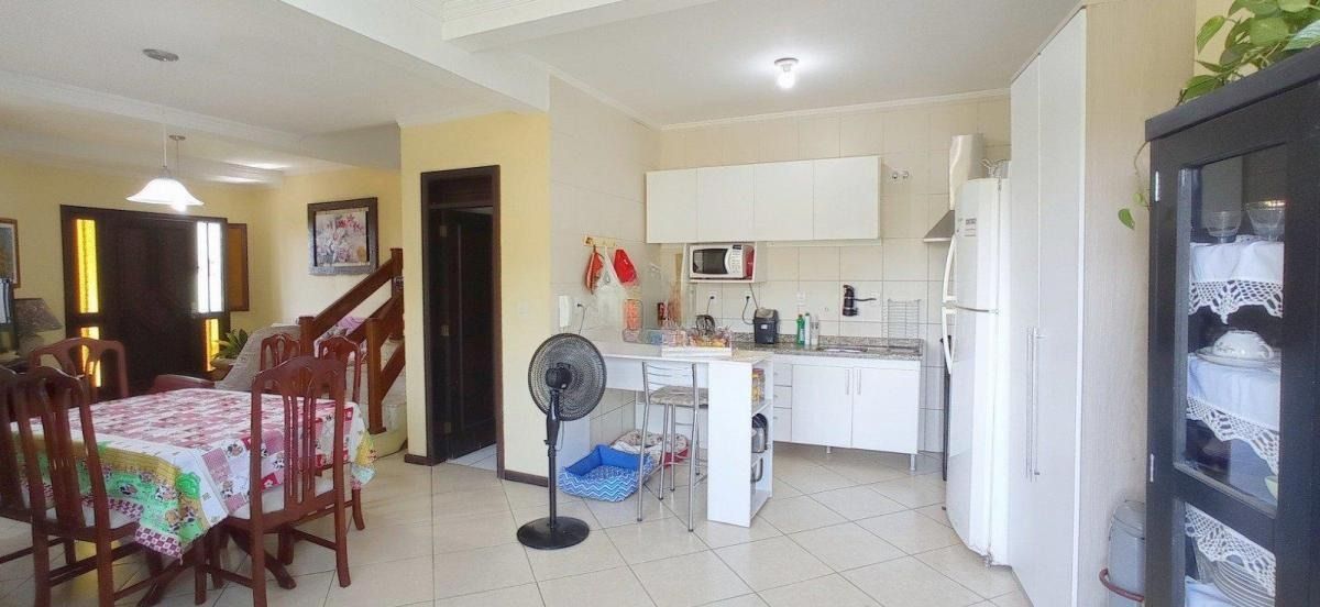 Casa com 4 dormitórios, sótão e amplo pátio próxima ao Hospital Cristo Redentor
