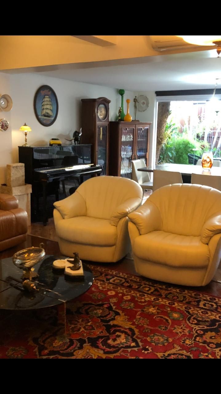 Casa semi mobiliada com pátio privativo e infraestrutura completa