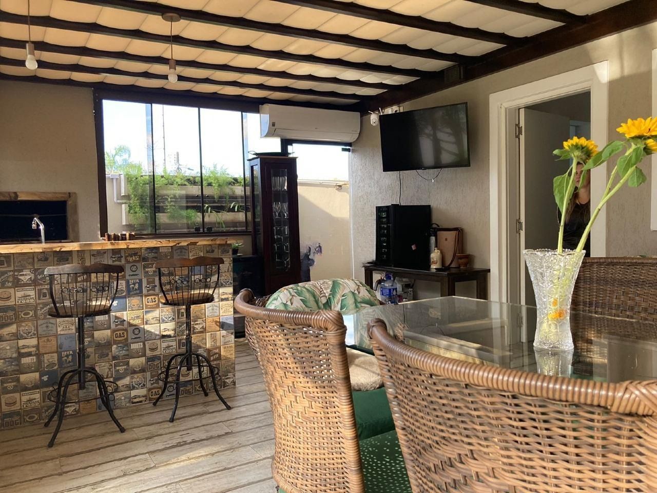 Casa/Sobrado Semimobiliado com 3 Dormitórios, Suíte e Amplo Pátio no Rio Branco