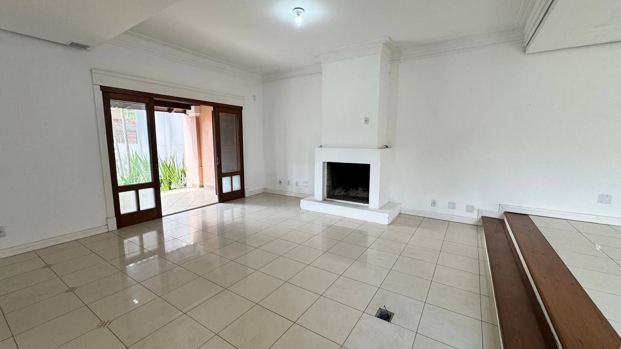 Casa à venda com 5 quartos, 390m², 4 suítes, 4 vagas, Rua Atílio Supertti no bairro Vila Nova em Porto Alegre