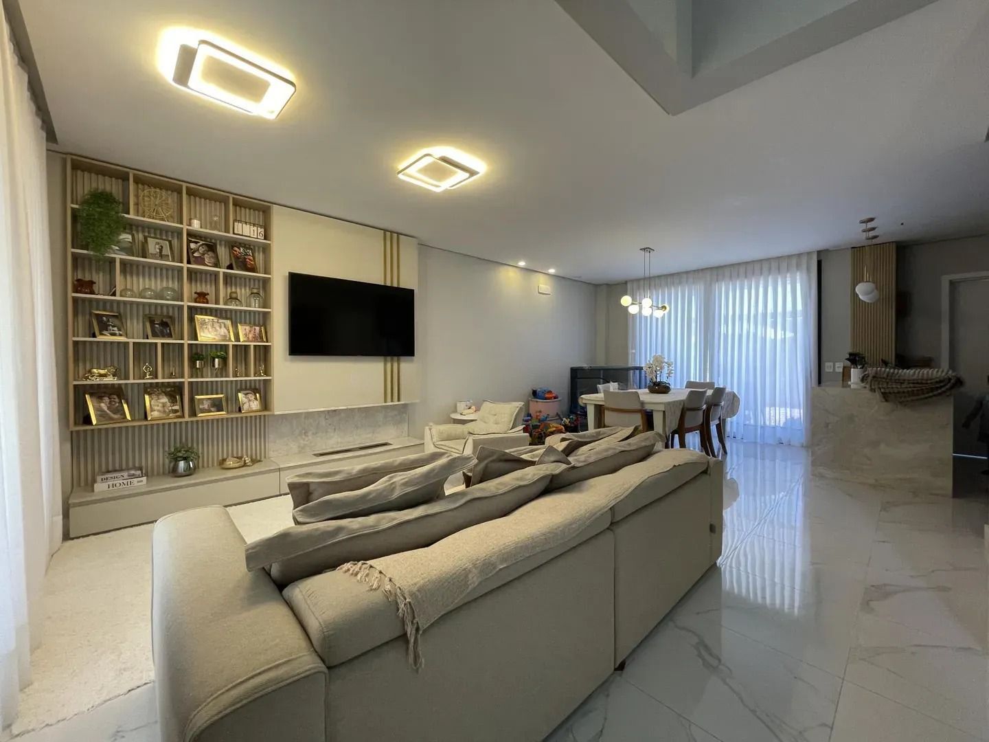 Casa em condomínio com 3 dormitórios, suíte e 2 vagas.