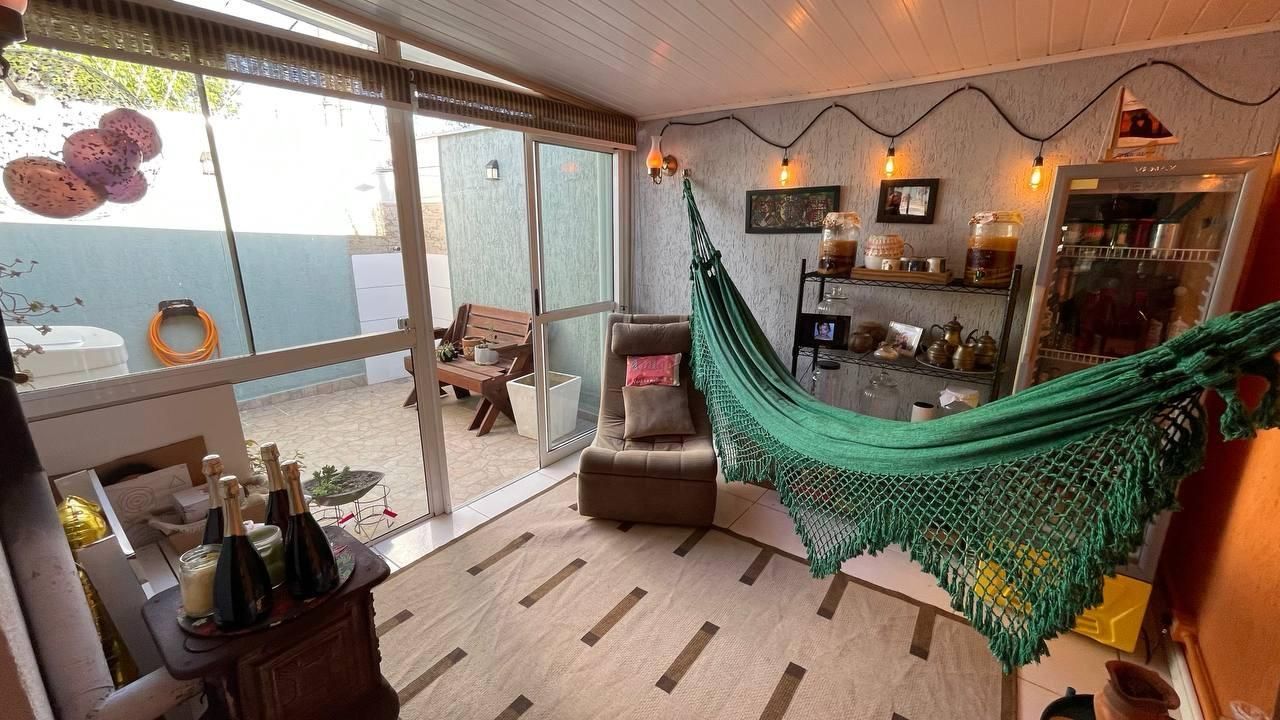 Sobrado em condomínio no Jardim Lindóia com pátio e suíte