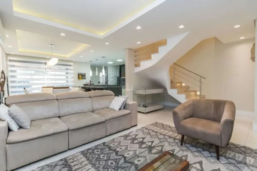 Casa Seminova 3 Dorm com Pátio e 4 Vagas no Jardim Planalto