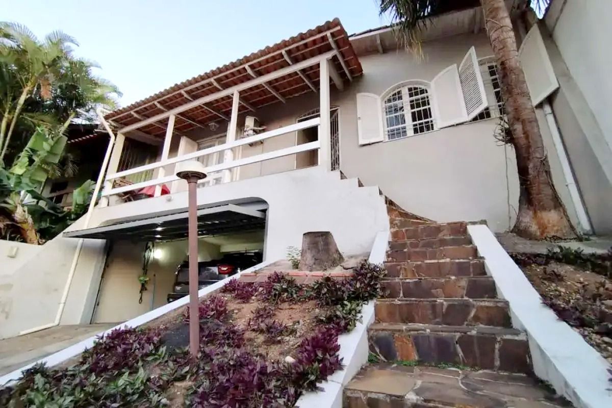 Sobrado com suíte, piscina e espaço gourmet no Jardim Sabará