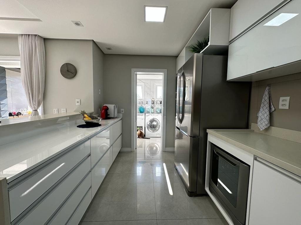 Casa em condomínio com 3 dormitórios, suíte master, espaço gourmet com piscina.