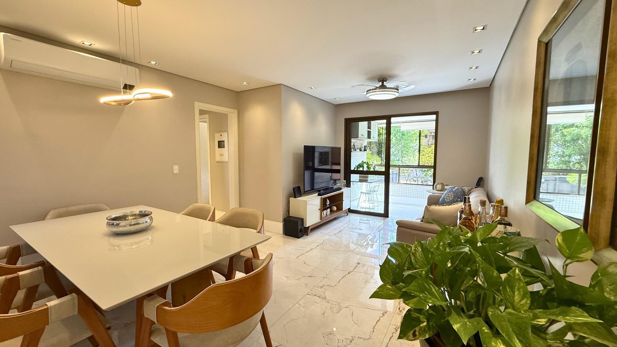 Apartamento com 3 dormitórios, suíte e 2 vagas.