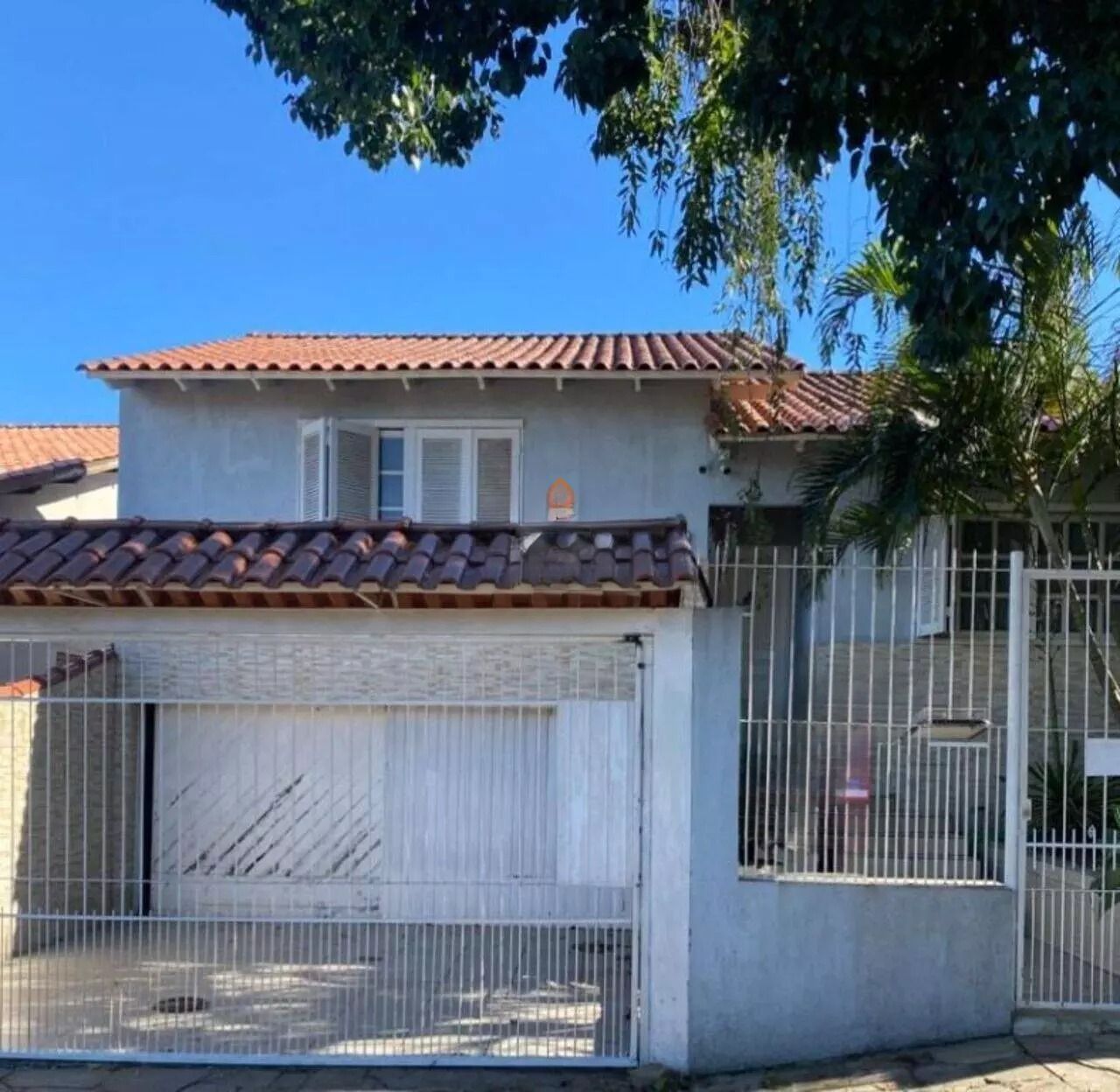 Casa com Duas Residências e Pátio Amplo no Bairro Tranquilo