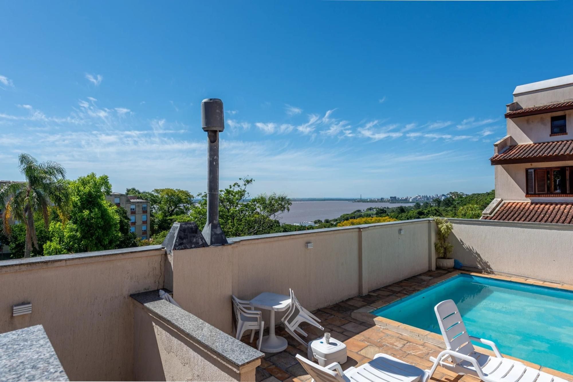 Casa em condomínio com 3 dormitórios, suíte e 2 vagas.