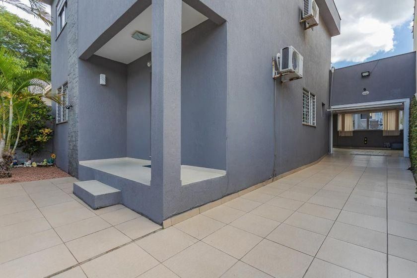 Casa térrea com 3 dormitórios, espaço gourmet e 3 vagas.