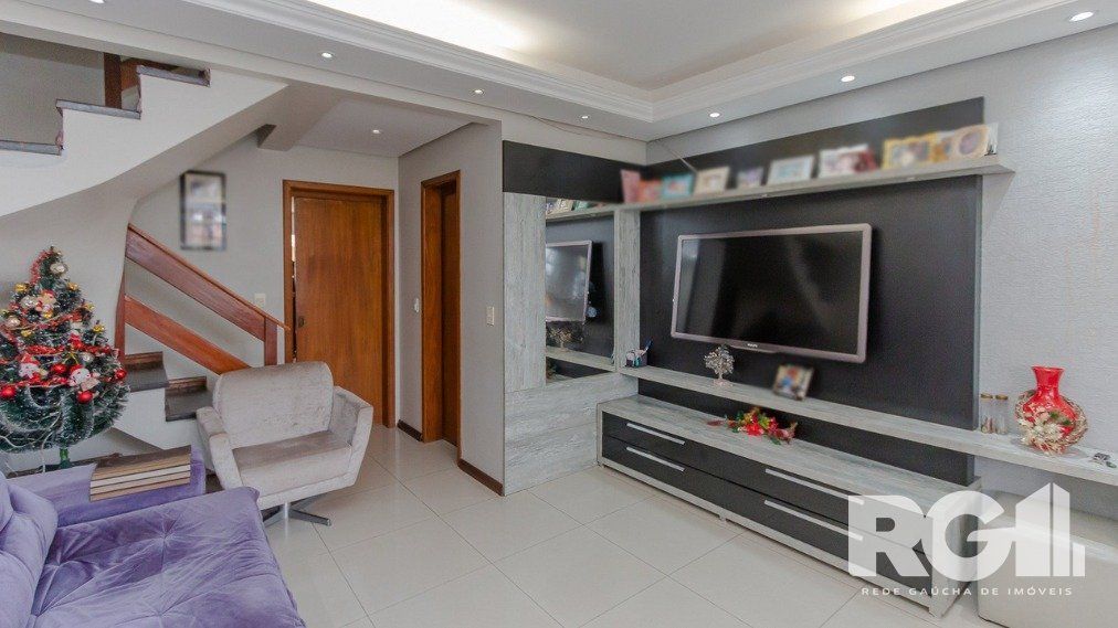Casa à venda com 3 quartos, 210m², 1 suíte, 3 vagas, Rua Heitor Manganelli no bairro Jardim Itu em Porto Alegre