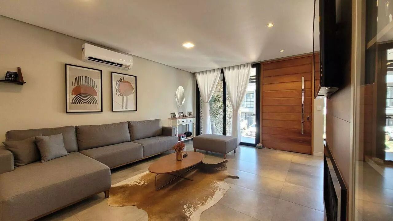 Casa em condomínio com 3 dormitórios, suíte e 2 vagas.