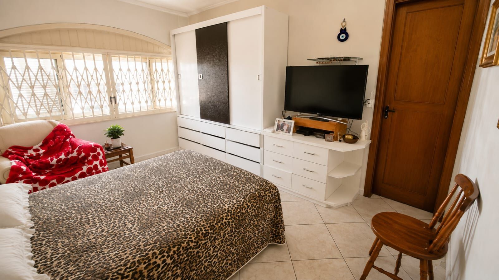 Casa com 3 dormitórios, amplo pátio e lareira — foto 4