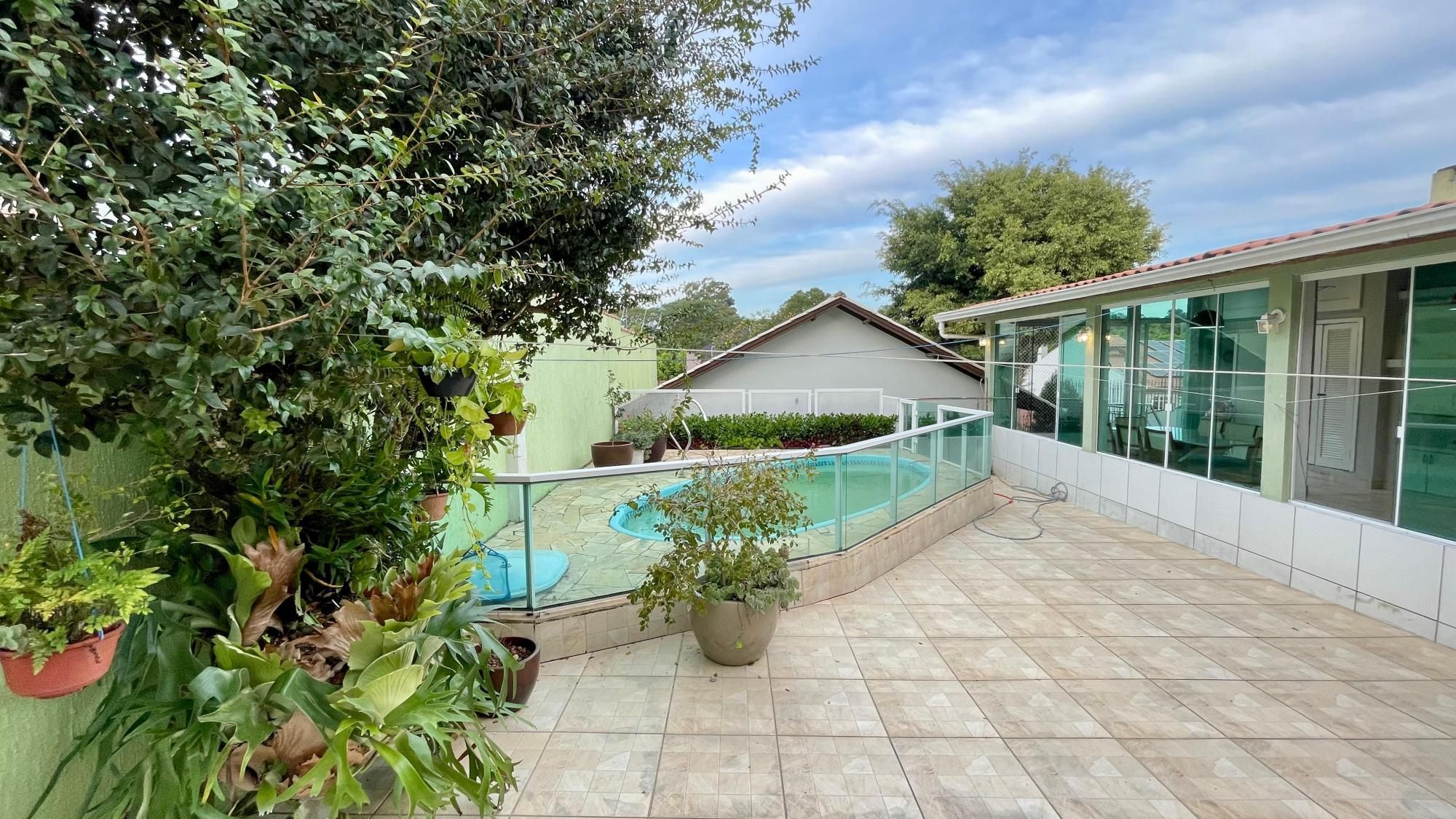 Casa térrea 100% mobiliada com 3 dormitórios, suíte, piscina e 3 vagas.