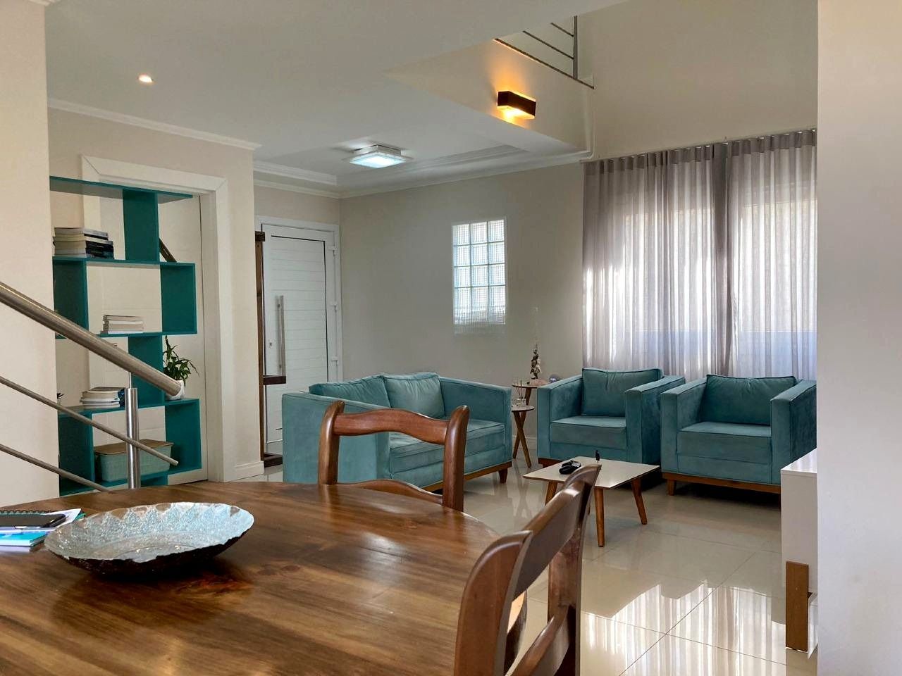Casa/Sobrado Semimobiliado com 3 Dormitórios, Suíte e Amplo Pátio no Rio Branco