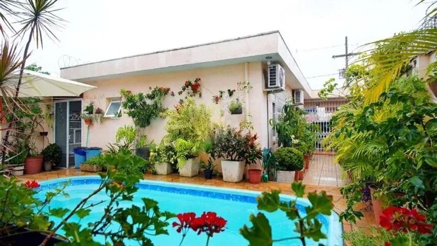 Casa térrea, 159m² privativos, patio com piscina, no Bairro São Sebastião. — foto 2