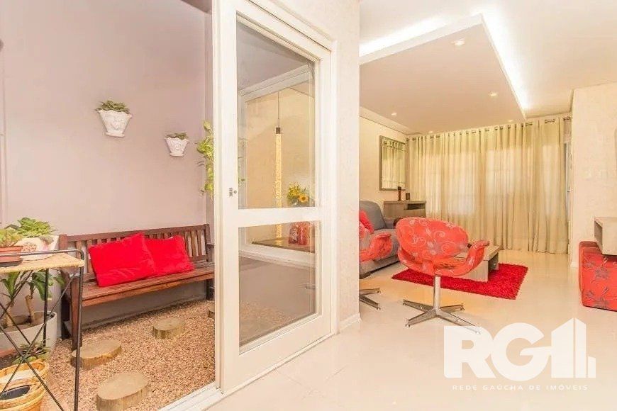 Casa à venda com 3 quartos, 204m², 2 suítes, 3 vagas, Rua Leite de Castro no bairro Jardim Itu em Porto Alegre