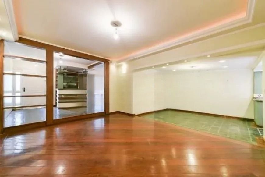 Casa à venda com 3 quartos, 231m² - Foto 1