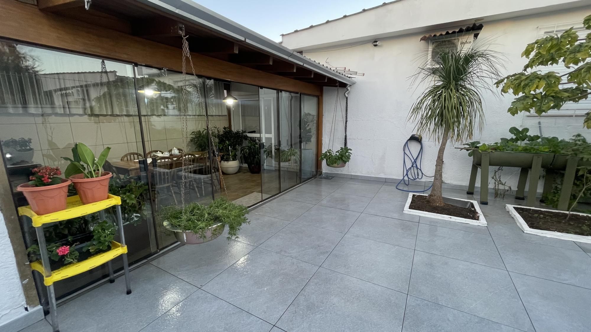 Casa com 3 dormitórios, suíte, churrasqueira, espaço gourmet e amplo pátio.