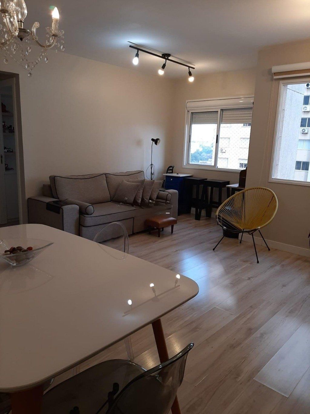 Apartamento semi-mobiliado com suíte e infraestrutura completa