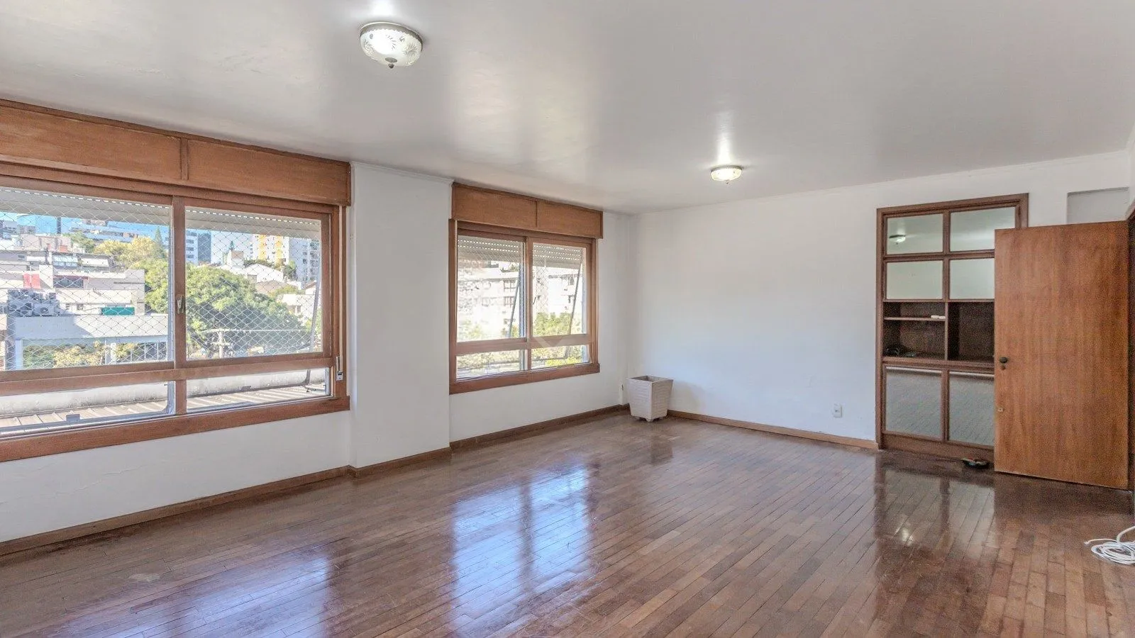 Apartamento semimobiliado de 140 m² privativos no bairro Mont'Serrat