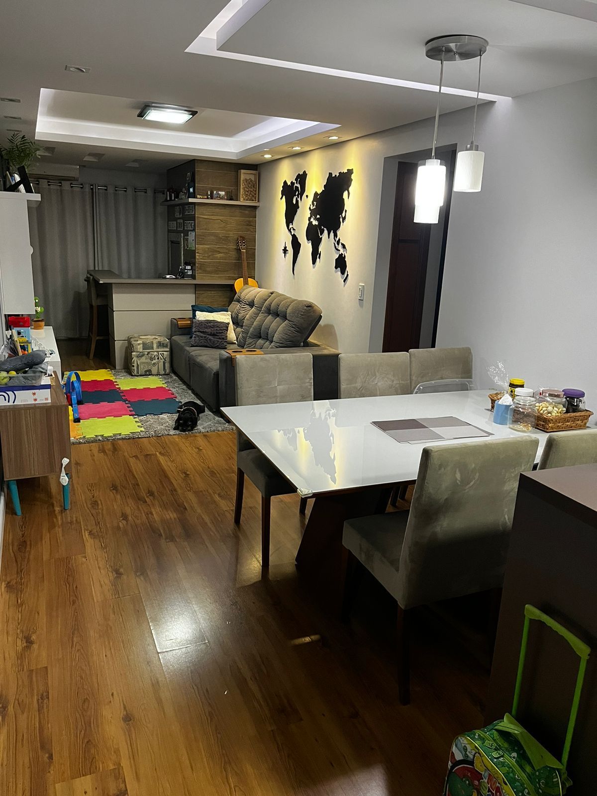 Apartamento mobiliado 2 dormitórios com suíte e 2 vagas em Petrópolis Poa